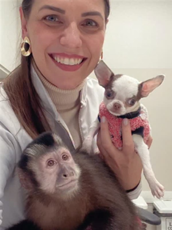 Dra. Raquel Cantarella, médica-veterinária, em atendimento no consultório